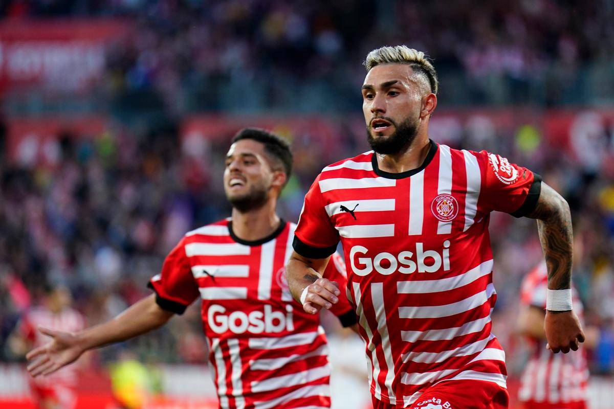 西甲焦点战:巴萨主场传控争冠,赫罗纳客场技术反冲击